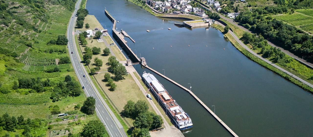 Blick auf eine Schleuse auf der Mosel bei St. Aldegund. 