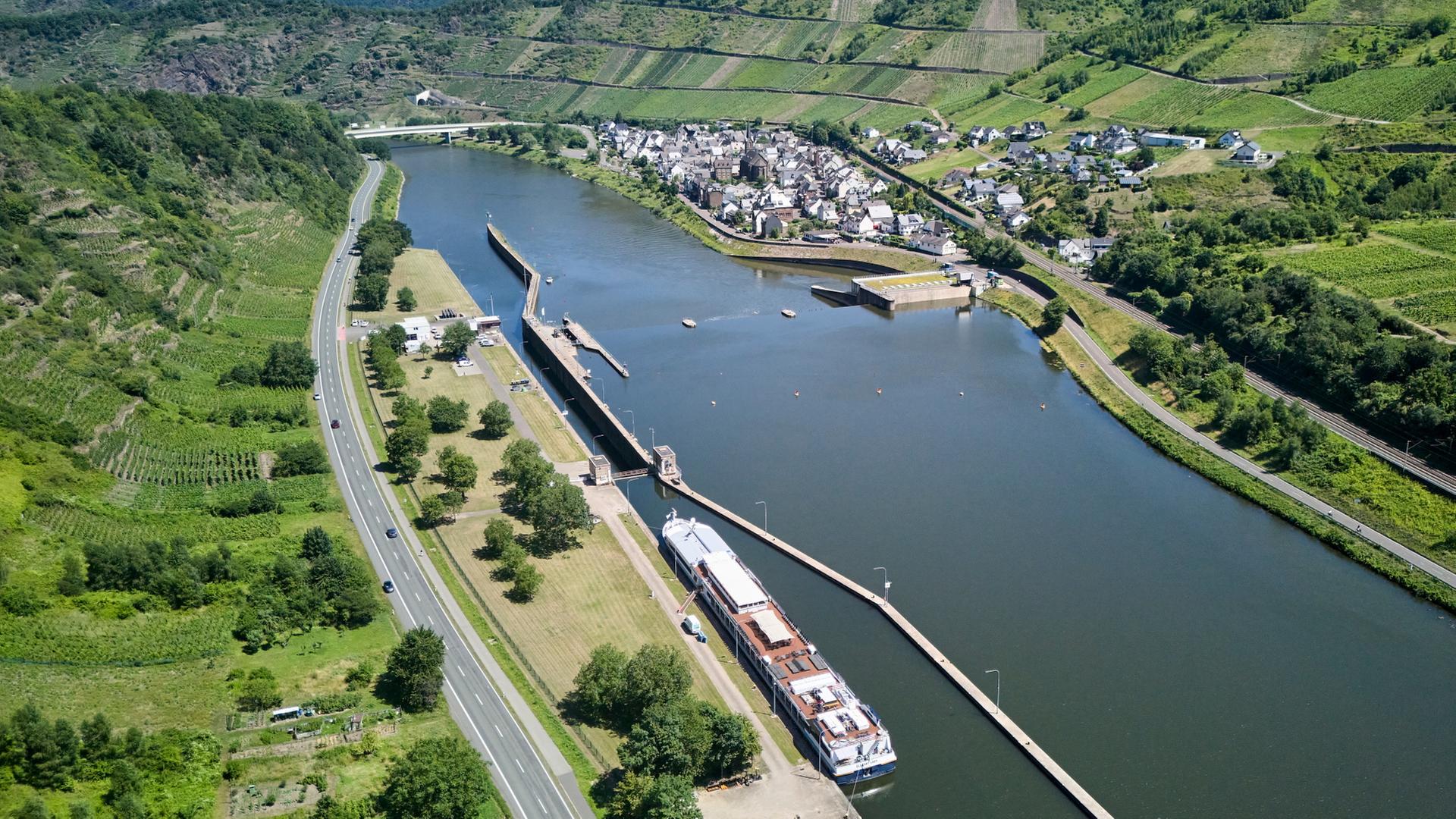 Blick auf eine Schleuse auf der Mosel bei St. Aldegund.  | dpa