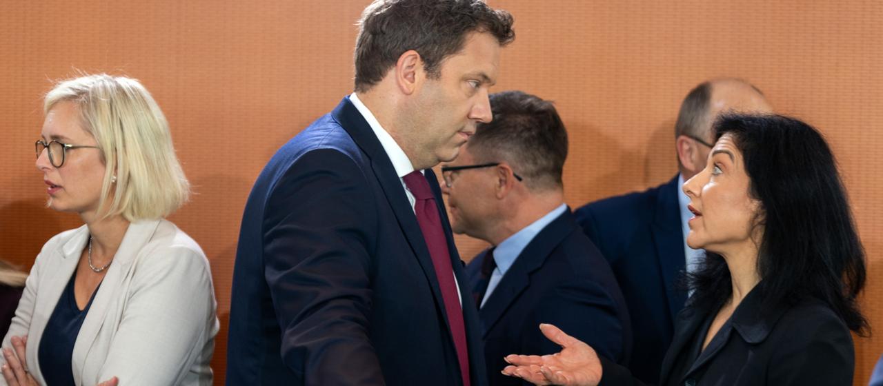 Lars Klingbeil und Katherina Reiche sprechen miteinander. (Archiv)