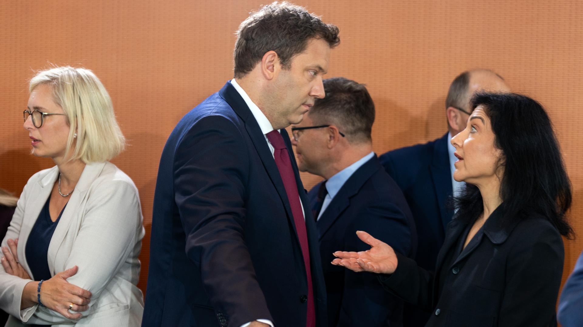 Lars Klingbeil und Katherina Reiche sprechen miteinander. (Archiv) | dpa