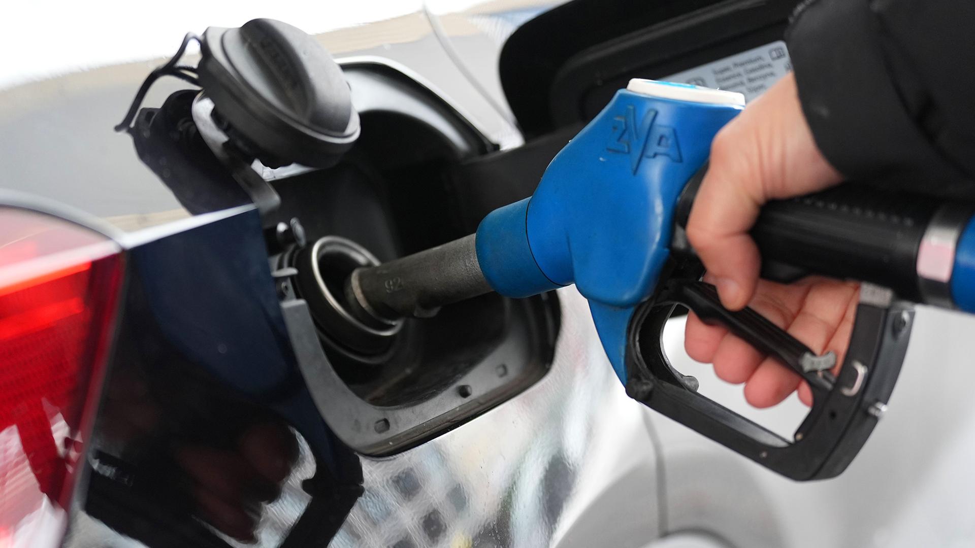 Ein Kunde tankt an einer Tankstelle ein Auto. | Marcus Brandt/dpa