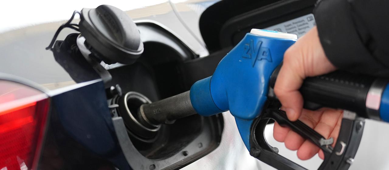 Ein Kunde tankt an einer Tankstelle ein Auto.