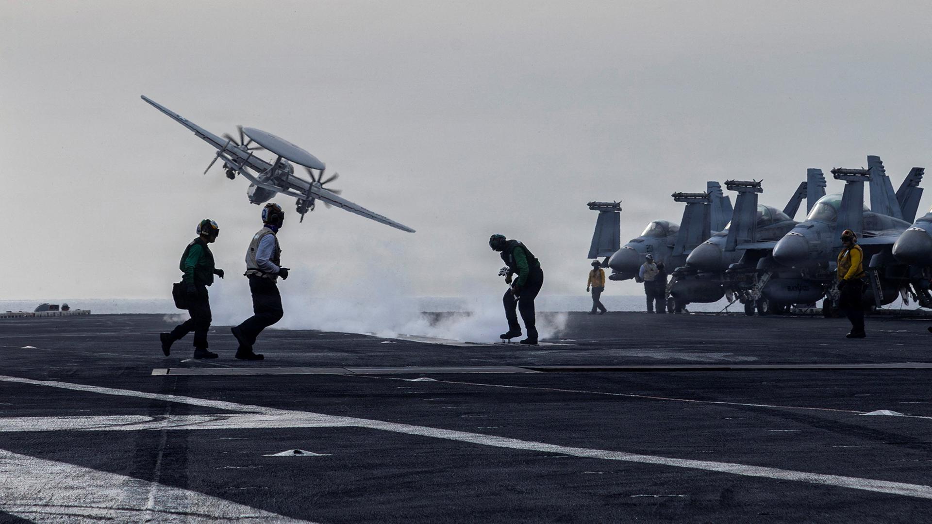 Ein Aufklärungsflugzeug vom Typ E-2D Hawkeye startet vom Flugdeck des Flugzeugträgers der Nimitz-Klasse der US-Marine. | U.S. Navy/Handout via REUTERS