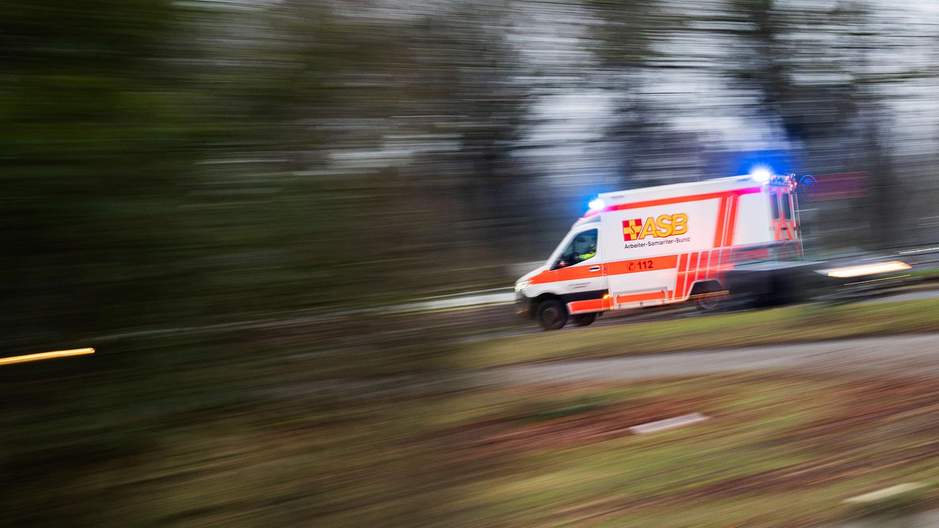 Ein Rettungswagen fährt mit Blaulicht. | Julian Stratenschulte/dpa
