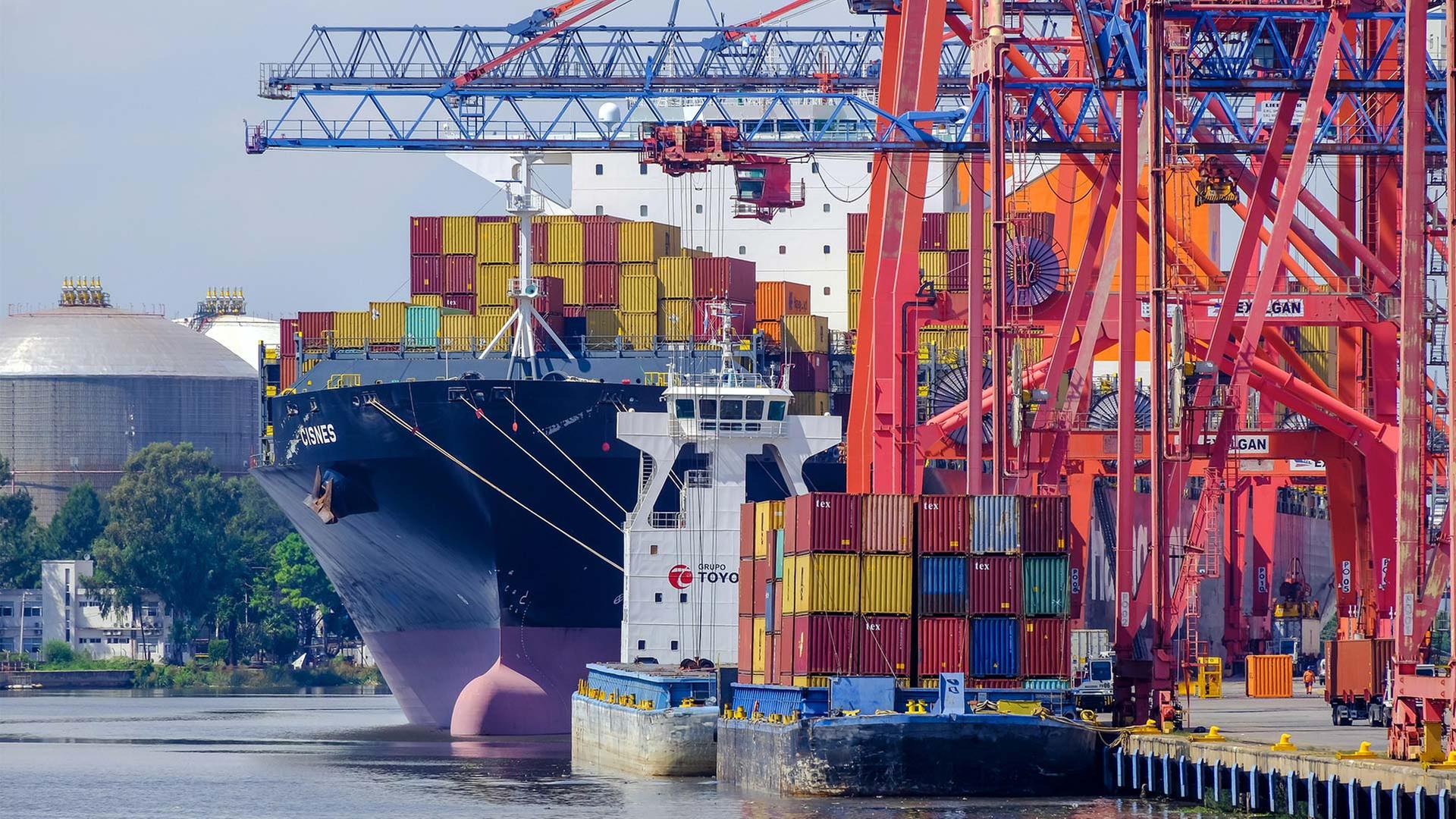Containerschiff im Hafen von Buenos Aires, Argentinien. | picture alliance / Rupert Oberh