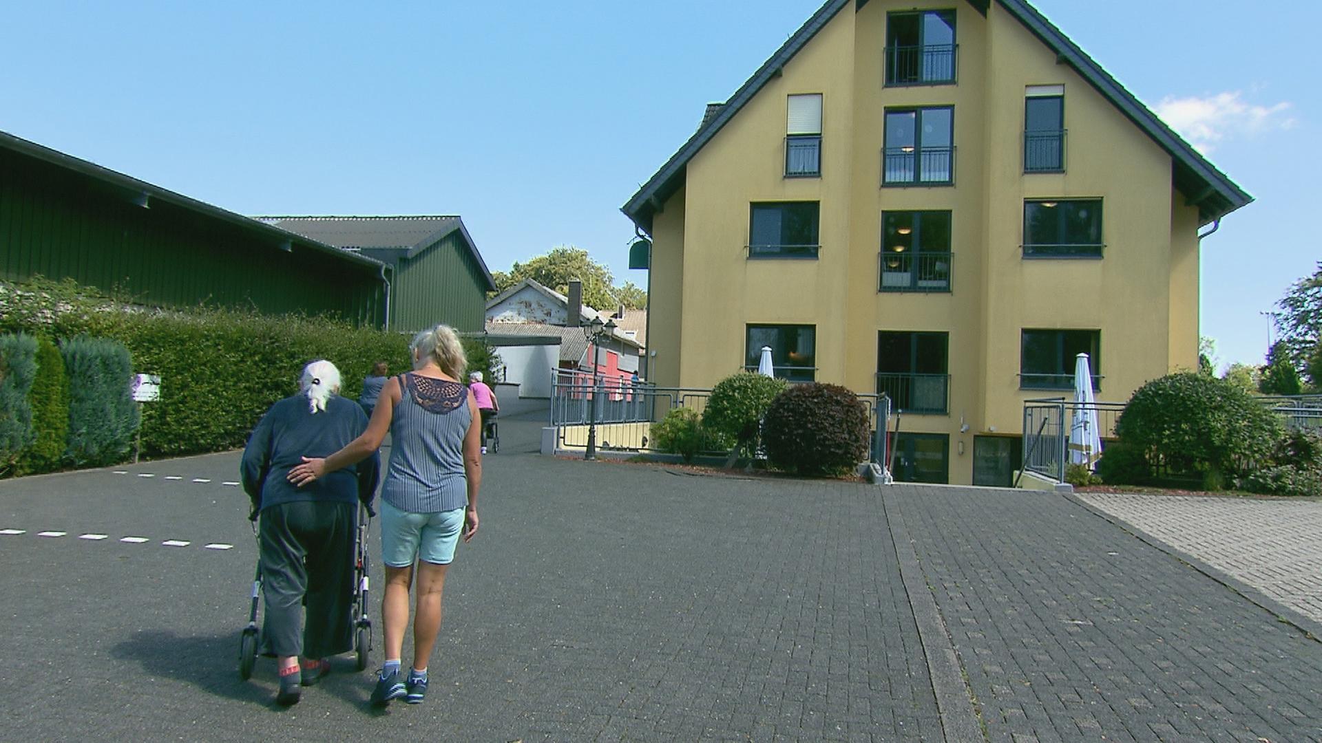 Warum immer mehr Pflegeheime in die Insolvenz abrutschen | tagesschau.de