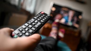 Fernseher mit Fernbedienung