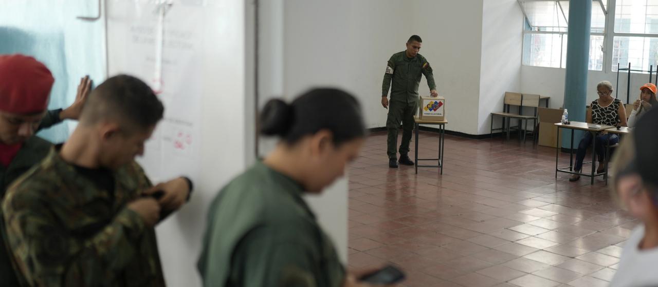 Während eines Referendums legt ein Soldat seinen elektronischen Stimmzettel in eine Wahlurne in einem Wahllokal in Caracas, Venezuela.