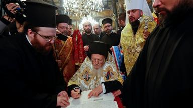 Patriarch Bartholomaios von Konstantinopel als Oberhaupt der orthodoxen Kirchen unterzeichnete den Erlass.
