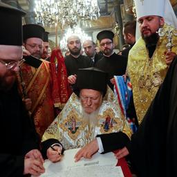 Patriarch Bartholomaios von Konstantinopel als Oberhaupt der orthodoxen Kirchen unterzeichnete den Erlass.