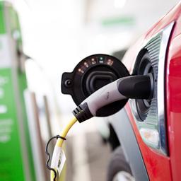 Ein Elektroauto wird in Düsseldorf an einer Ladestation geladen.