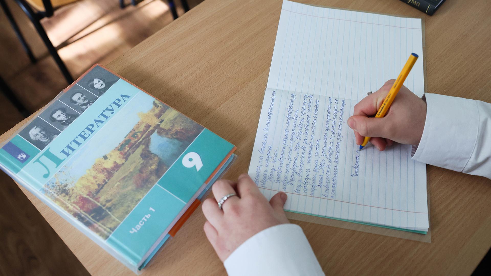 Eine Neuntklässlerin besucht einen Unterricht in russischer Literatur am College Lyceum in Donezk. | picture alliance/dpa/TASS