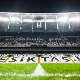Die Mittellinie in einem Fußballstadion.