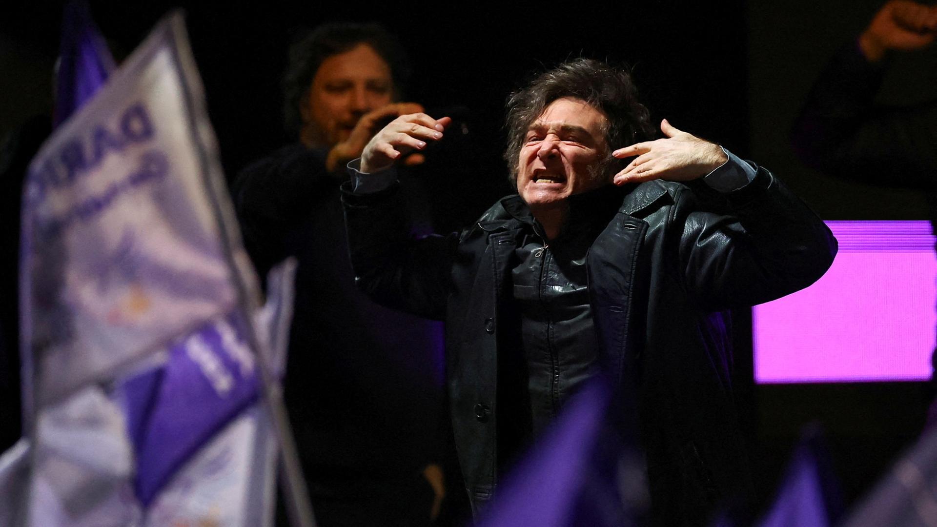 Javier Milei spricht und gestikuliert auf einer Veranstaltung. | REUTERS