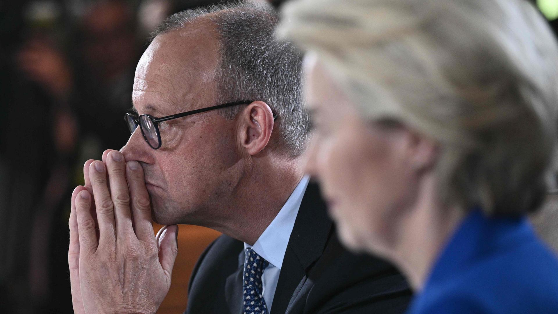 Friedrich Merz sitzt hinter Ursula von der Leyen | AFP