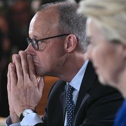 Friedrich Merz sitzt hinter Ursula von der Leyen