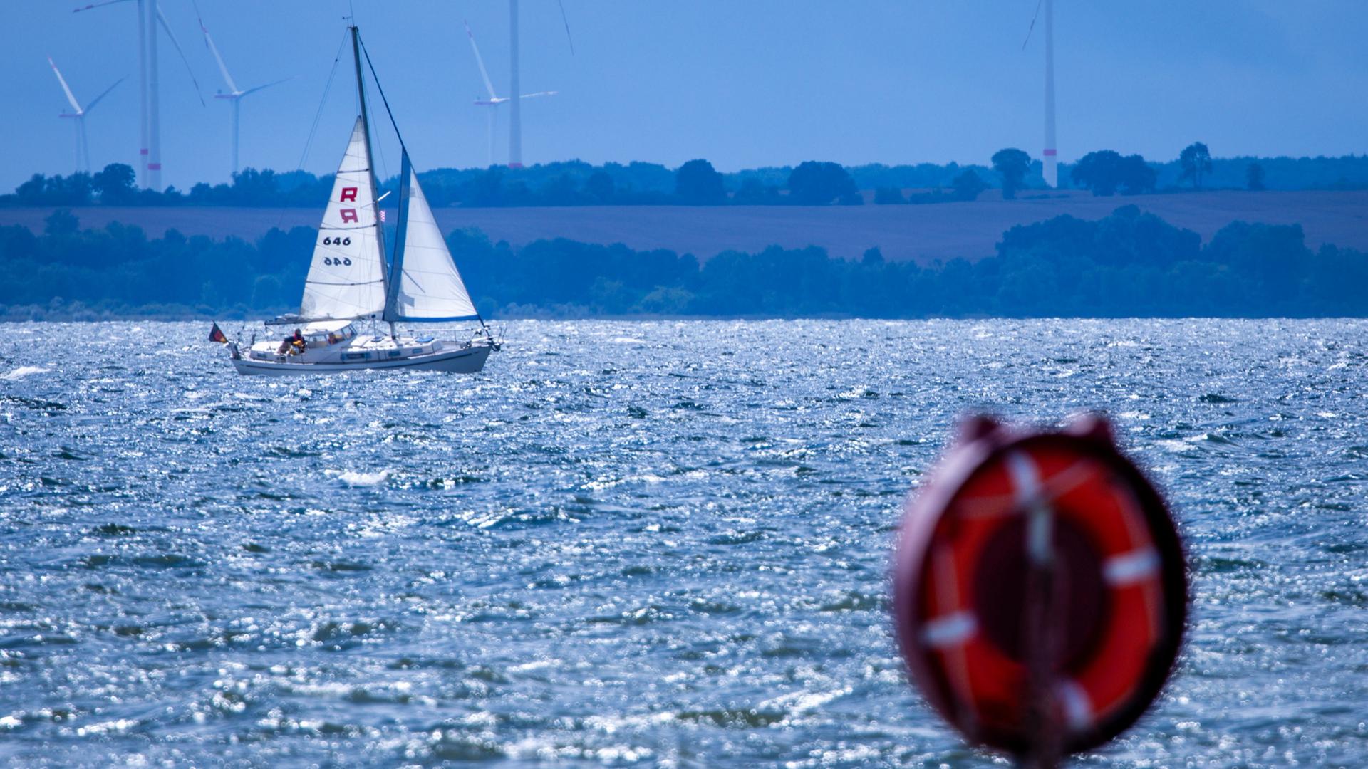 Ein Segelboot auf der Ostsee. | dpa