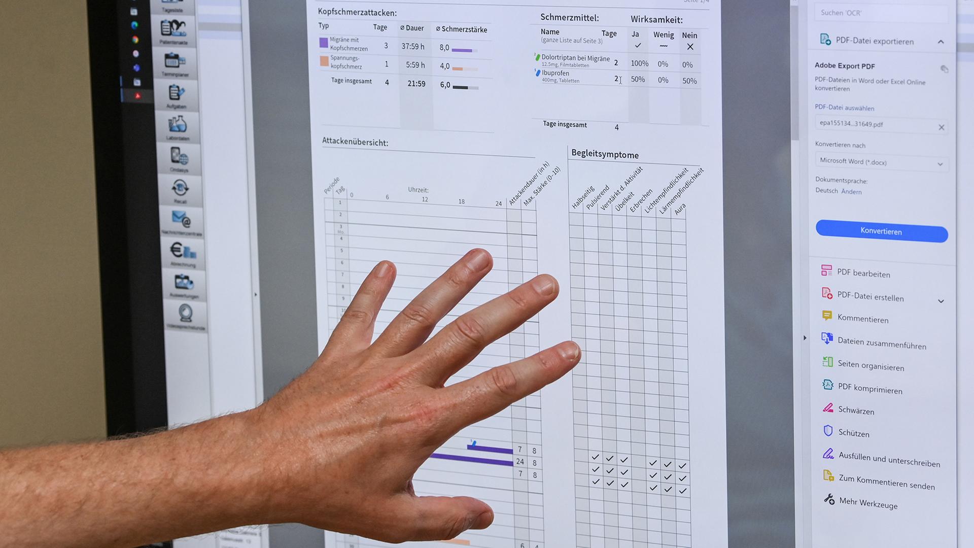 Eine Hand zeigt auf eine elektronische Patientenakte. | picture alliance/dpa/dpa-Zentral