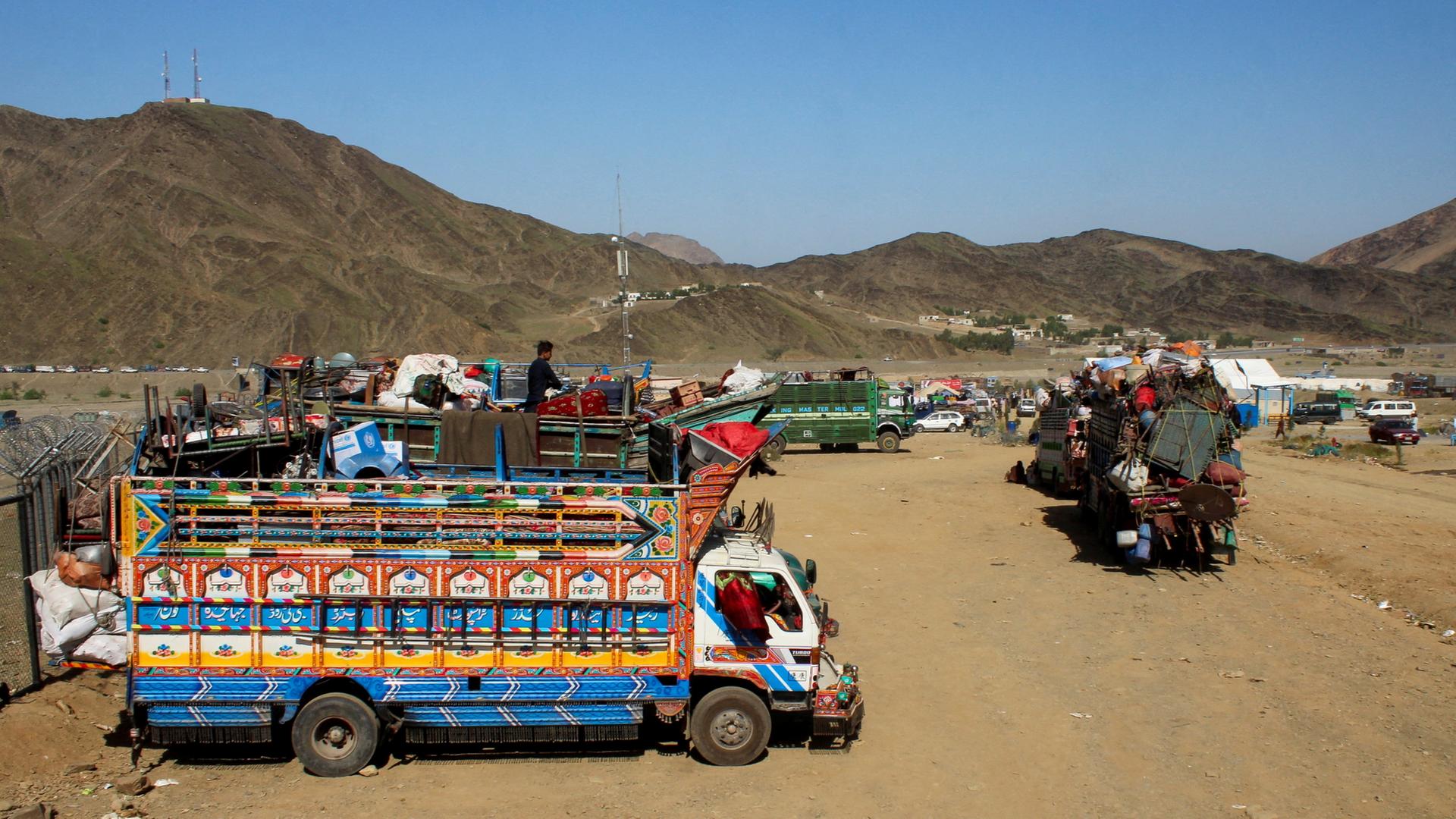 Lastwagen transportieren afghanische Staatsangehörige, die aus Pakistan ausgewiesen wurden. | REUTERS