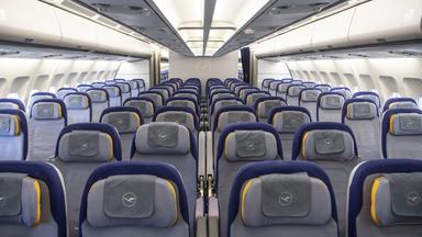 Blick in eine leere Passagiermaschine der Lufthansa