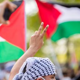 Ein Mann macht bei einer Kundgebung mit dem Titel "Solidarität mit Gaza, Jerusalem und Sheikh Al Jarrah" auf dem Breitscheidplatz das Victory-Zeichen.  
