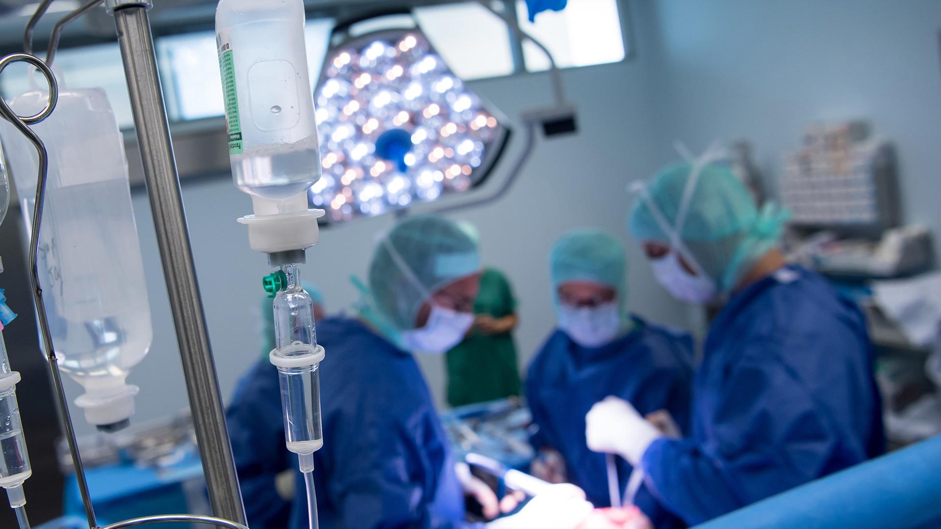 Ein Ärzteteam bei einer Operation