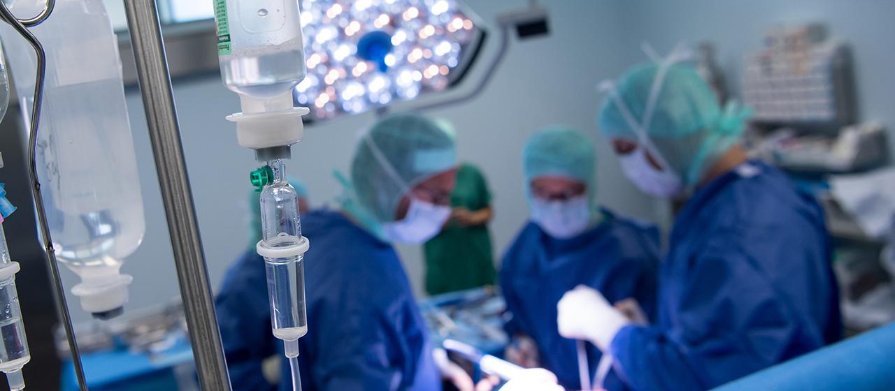 Ein Ärzteteam bei einer Operation