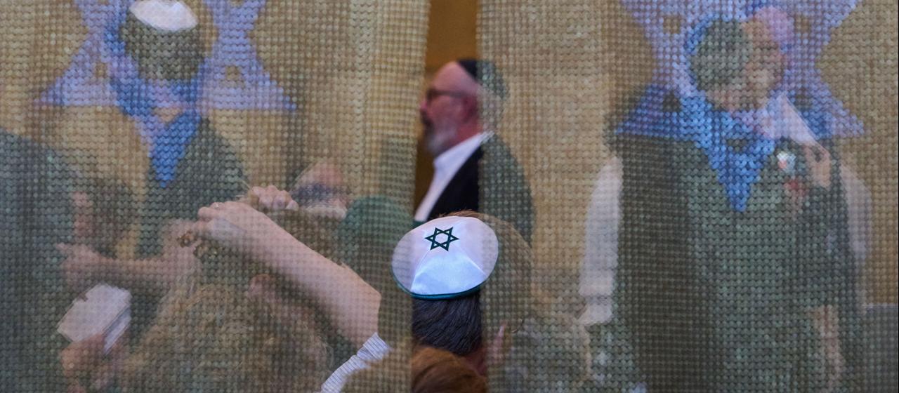 Gäste haben sich zur Wiedereröffnung der Dresdner Synagoge zusammengefunden.