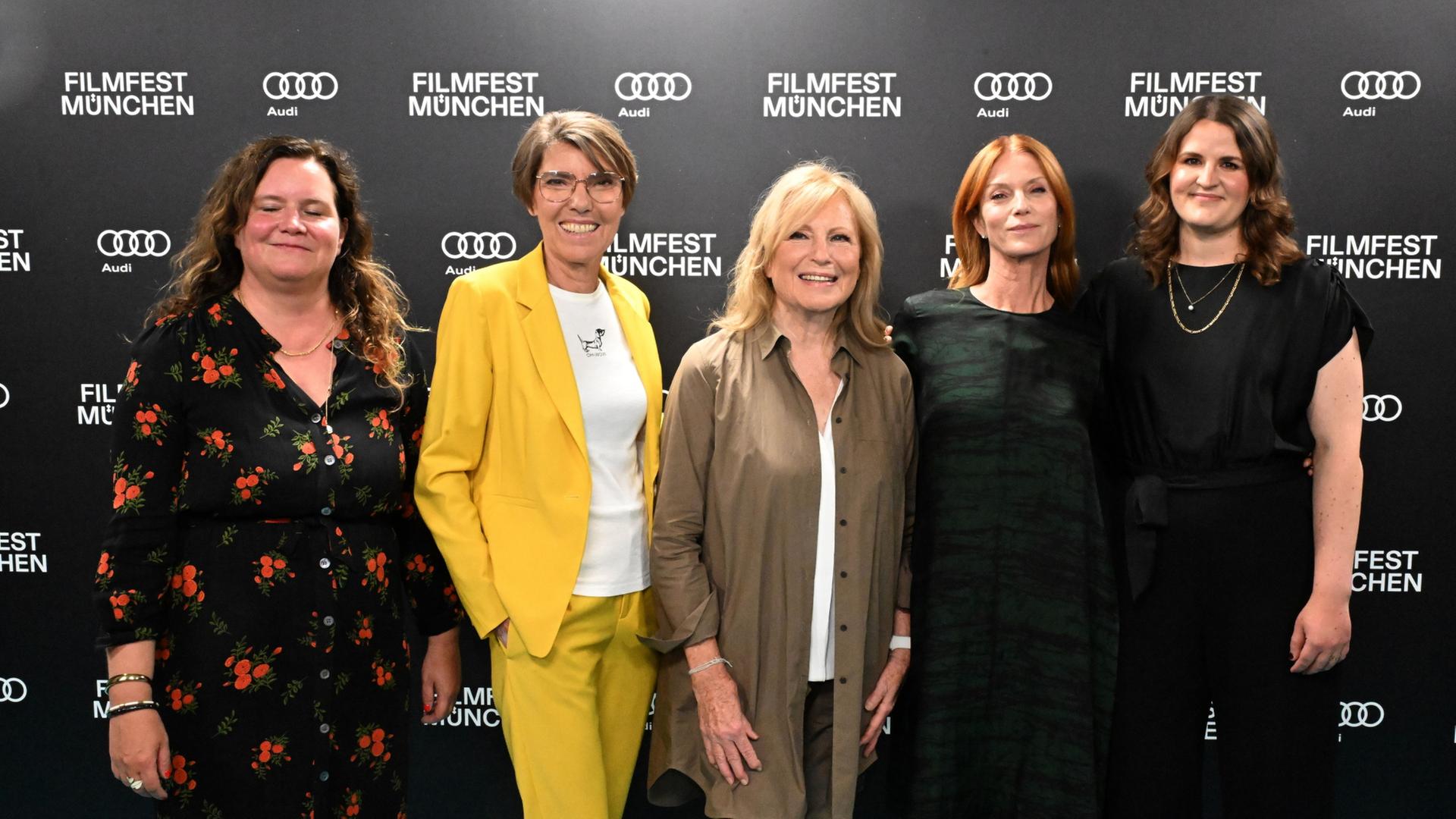 Eva Müller, Bettina Böttinger, Maren Kroymann, Esther Schweins und Isabel Schneider | Felix Hörhager/dpa