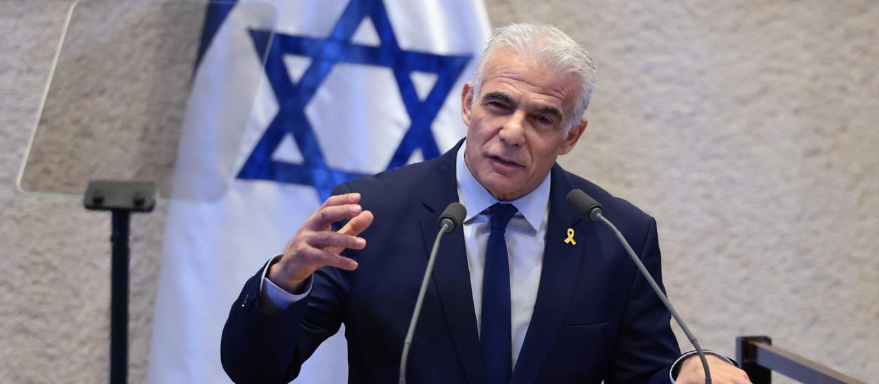 Archiv: Der israelische Oppositionsführer Jair Lapid spricht vor der Knesset.
