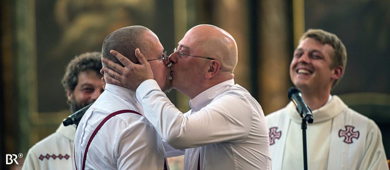 (Archivbild): Ein schwules Ehepaar in einer Kirche. 