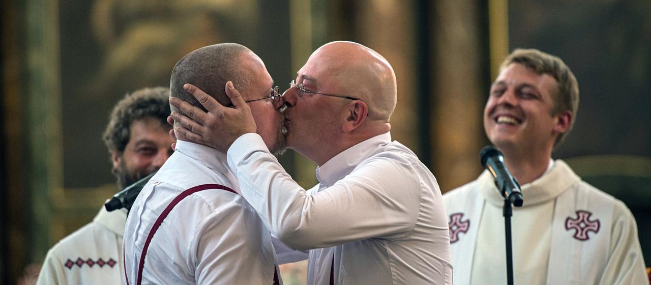 Kardinal Marx erlaubt Segnung queerer Paare