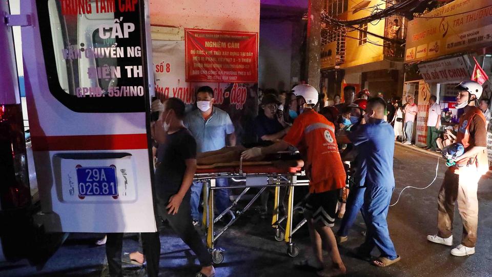 Verletzte werden in Krankenwagen gebracht nach Feuer in Hanoi 