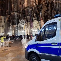 Ein Einsatzfahrzeug der Polizei steht vor dem Dom.