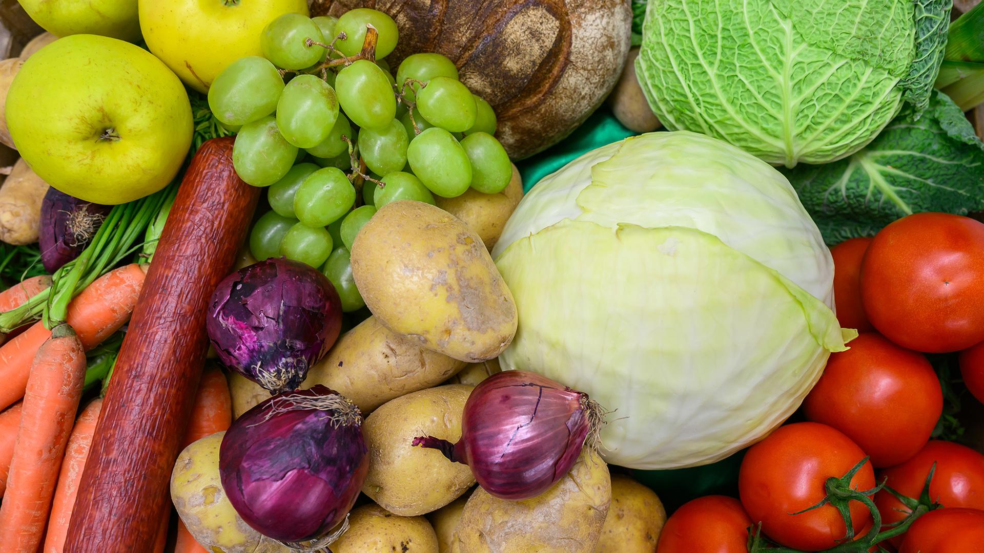 Gemüse, Brot und Obst liegen nebeneinander | dpa