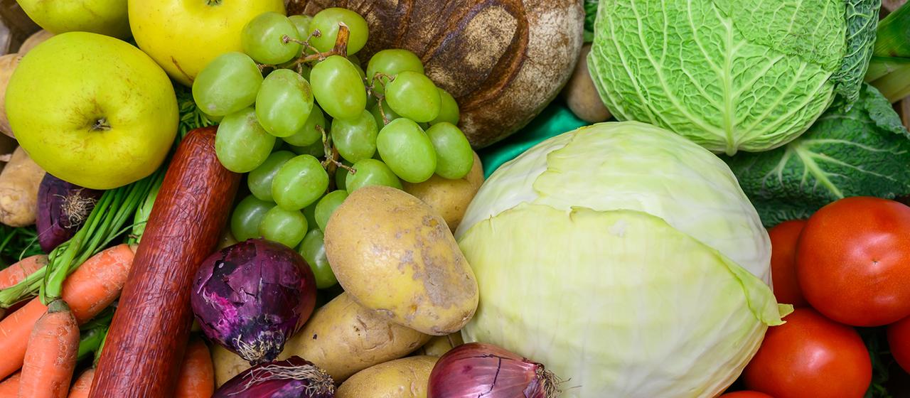 Gemüse, Brot und Obst liegen nebeneinander