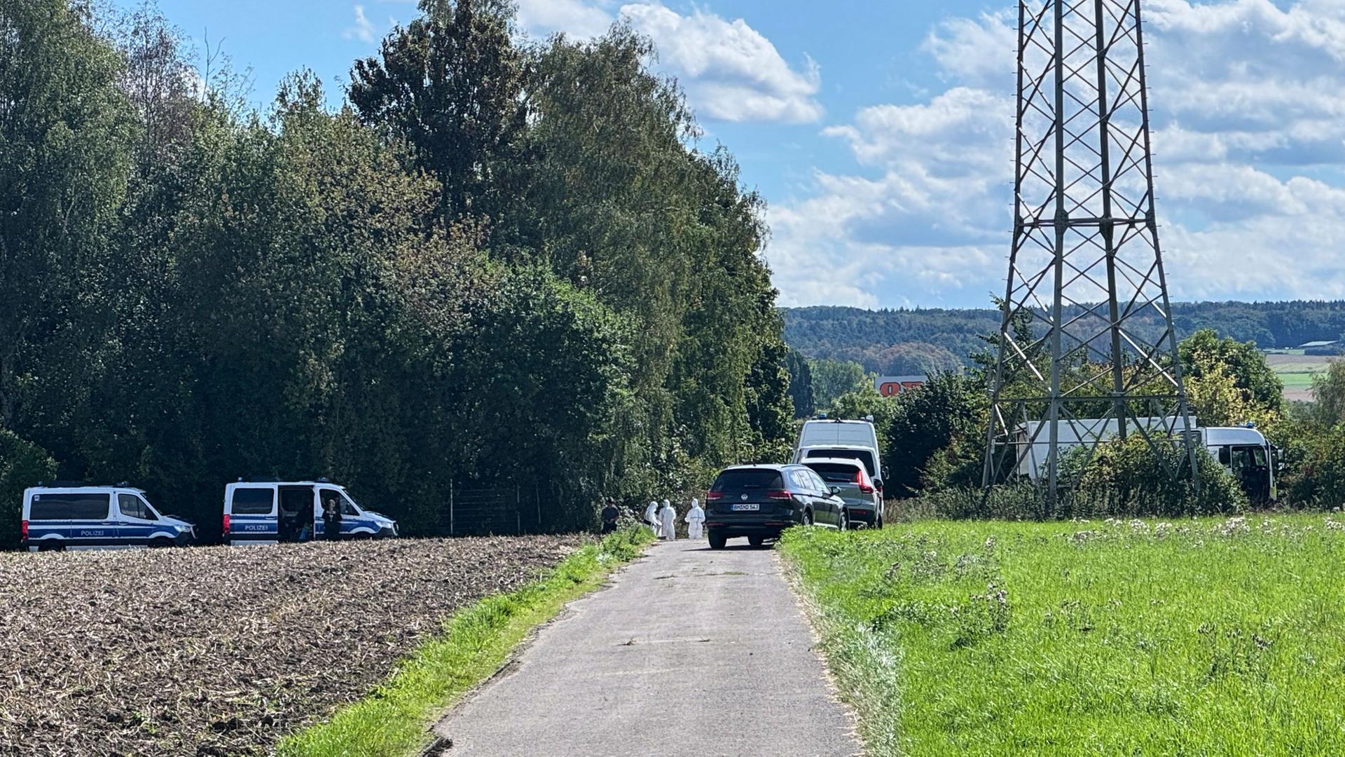 Die Spurensicherung der Polizei arbeitet am Ort eines Zugriffs in der Nähe des Kraftwerks Weisweiler. | Alexander Franz/dpa