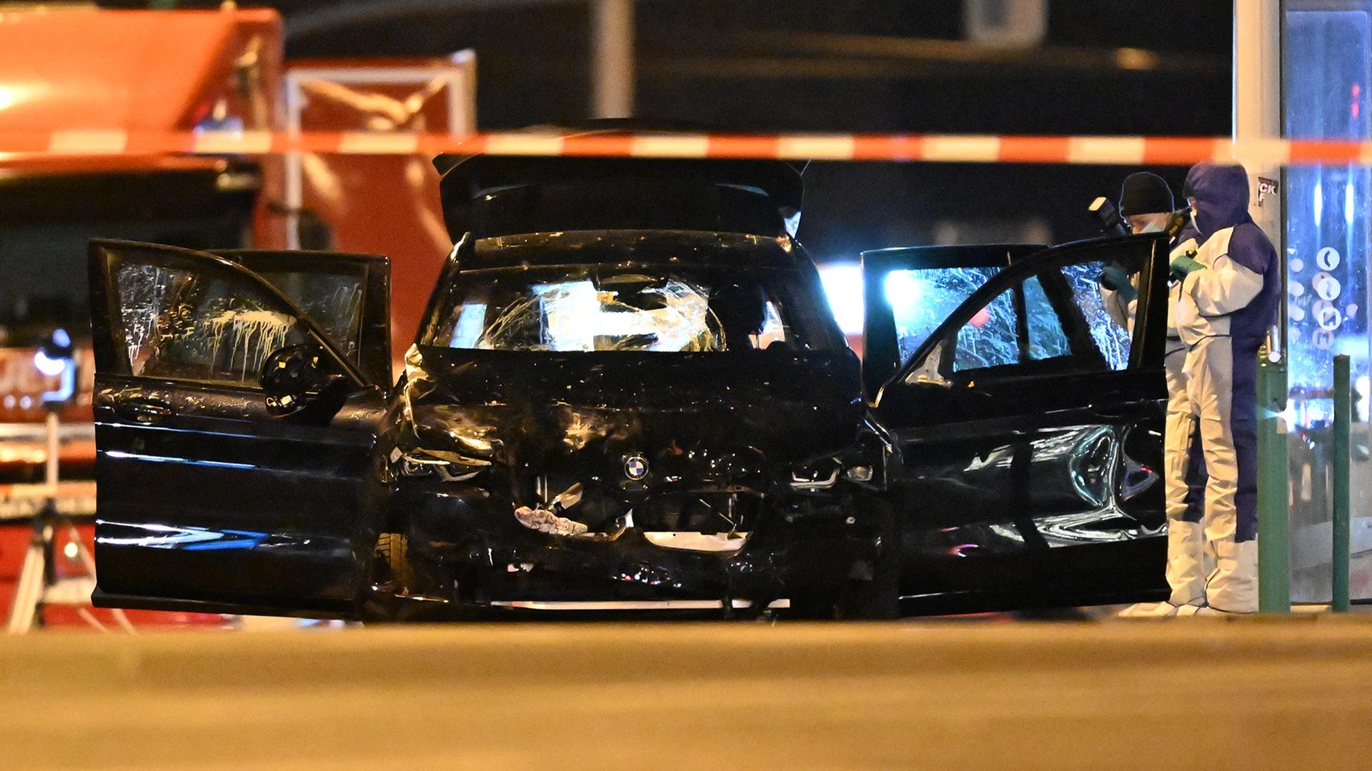 Die Spurensicherung arbeitet an einem Auto in Magdeburg. (Archivbild: 21.12.2024) | dpa