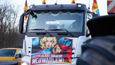 Ein AfD-Transparent ist am Rande von einem Bauernprotest in Berlin zu sehen.