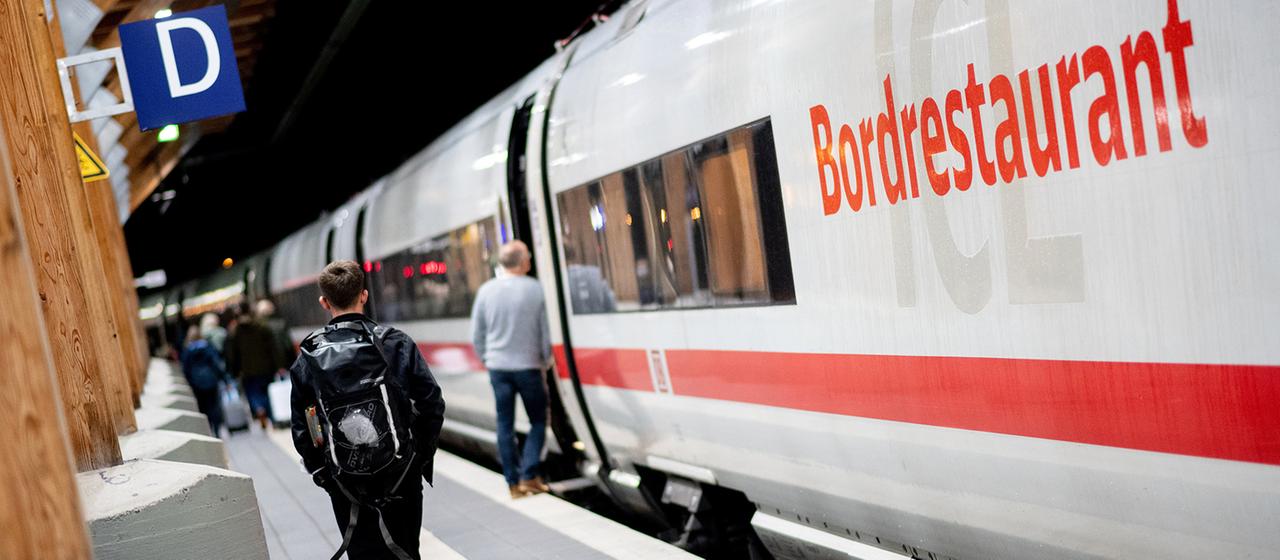 Der Schriftzug Bordrestaurant auf einem ICE.
