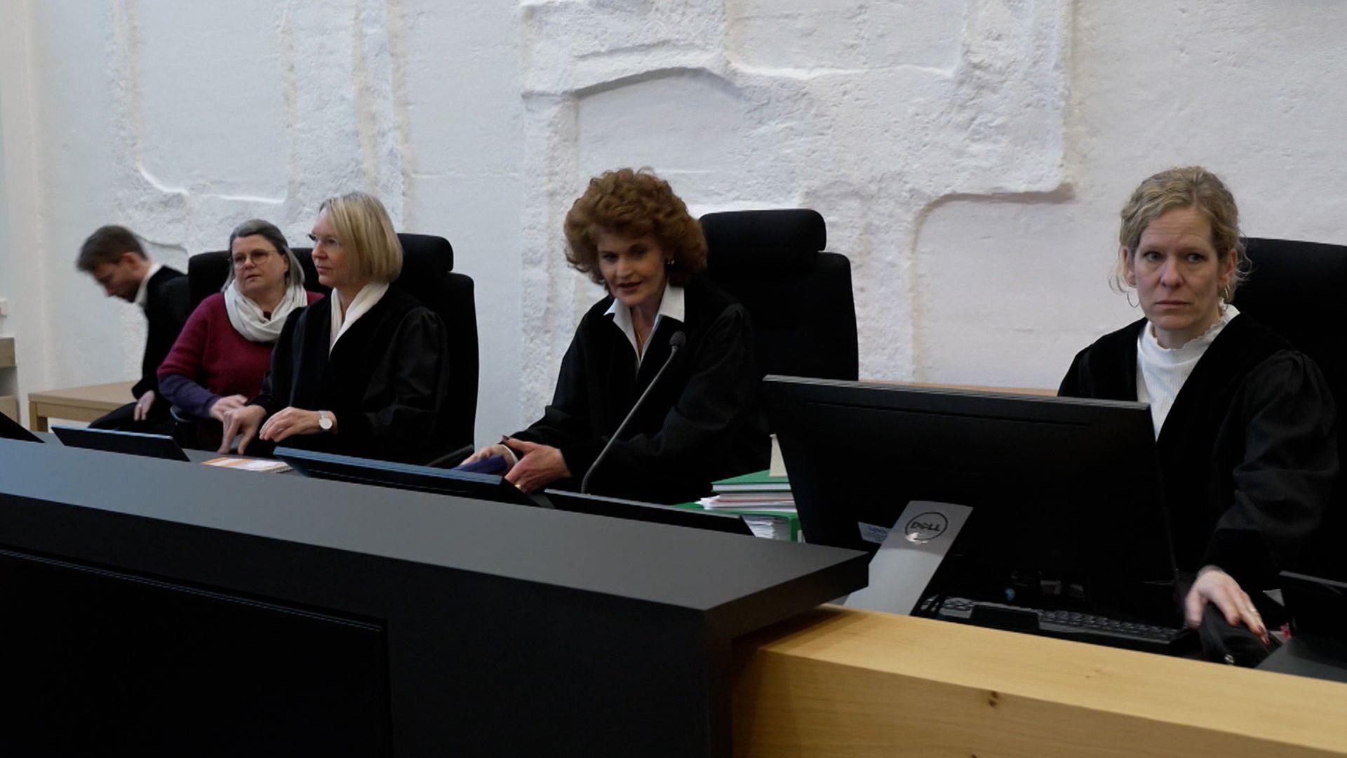 Der 23-jÃ¤hrige Angeklagte ist ein freier Mann - nach zwei Jahren Haft und einem komplett zusammengebrochenen Mordvorwurf. Die Vorsitzende Richterin Heike Will sagt, es habe keinerlei Beweise gegeben. | Bayerischer Rundfunk 2025