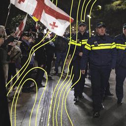 Die Polizei hindert Demonstranten am 8. November 2025 in Tiflis, Georgien, zum dritten Tag in Folge daran, die Rustaveli-Straße zu blockieren.