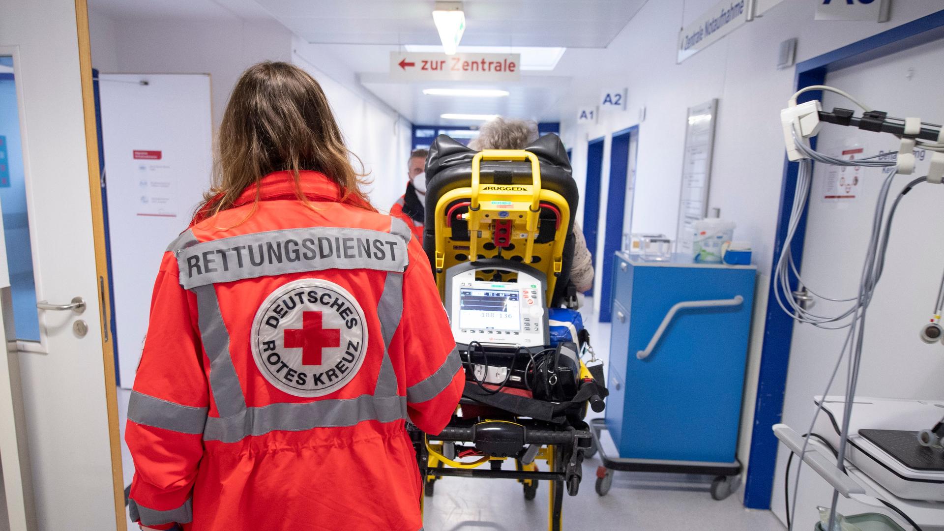 SanitÃ¤ter schieben im Krankenhaus einen Patienten durch einen Flur. | dpa