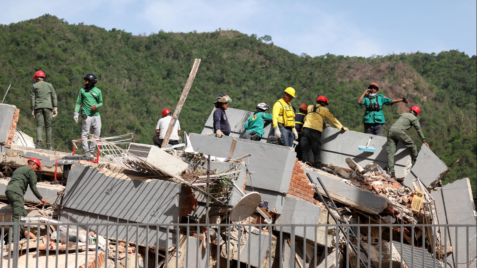 In Caracas suchen Menschen in den Trümmern eines Gebäudes nach Opfern | REUTERS