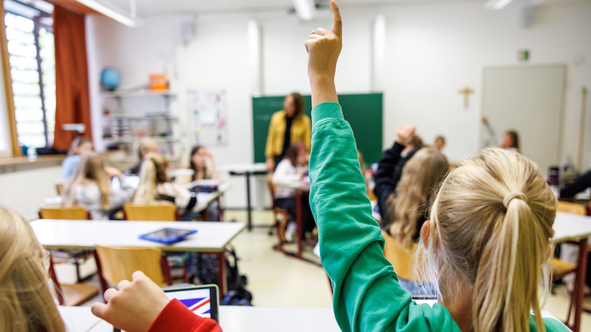 Schülerinnen einer sechsten Klasse melden sich in einem Klassenraum in Schrobenhausen (Bayern). | picture alliance / dpa