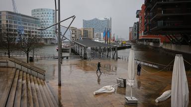 Wasser steht an den Magellan-Terrassen am Traditionsschiffhafen in der Hamburger Hafencity