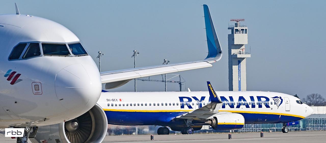 Ein Passagierflugzeug der Ryanair am Hauptstadtflughafen BER (Quelle: picture alliance/dpa/P.Pleul)