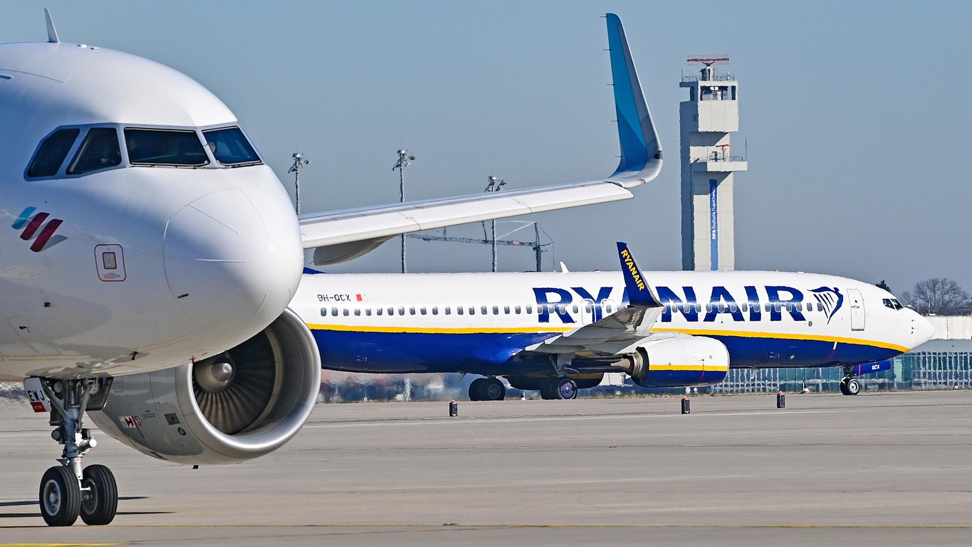 Ein Passagierflugzeug der Ryanair am Hauptstadtflughafen BER (Quelle: picture alliance/dpa/P.Pleul) | picture alliance/dpa/P.Pleul