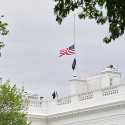 Am Weißen Haus in Washington weht die US-Flagge auf halbmast.