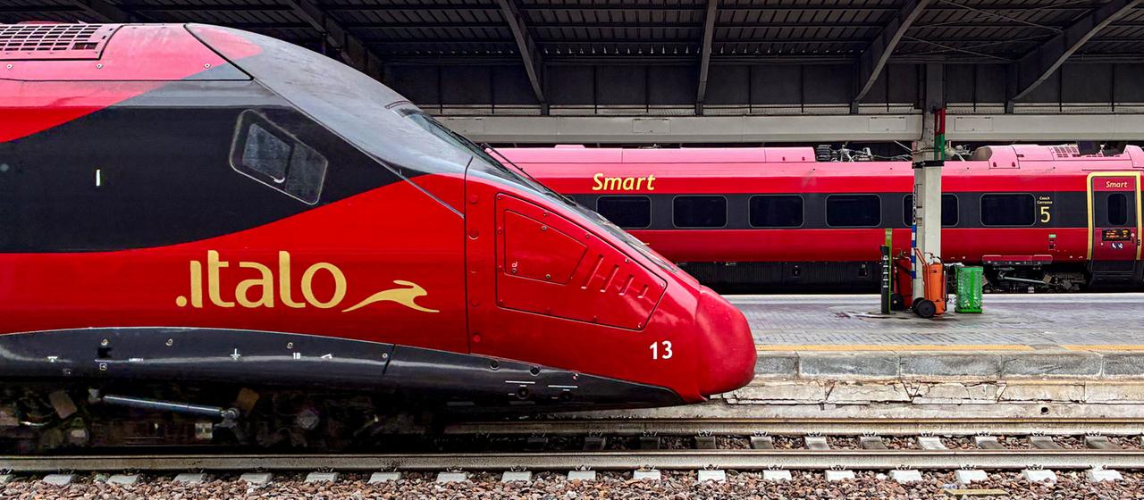 Ein Italo Hochgeschwindigkeitszug im Bahnhof Venezia Santa Lucia in Venedig, Italien.